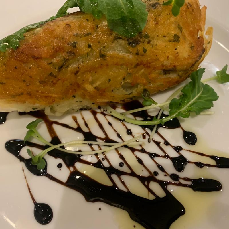 カリカリじゃがいもに包まれた鮮魚のソテー(国立文流)