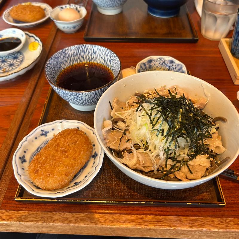 肉そば＊ラー油入、ホクホク三島コロッケ(〆蕎麦えびす 串・酒・肴)
