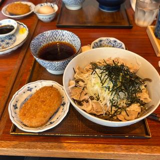 肉そば＊ラー油入、ホクホク三島コロッケ(〆蕎麦えびす 串・酒・肴)