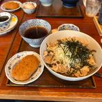 肉そば＊ラー油入、ホクホク三島コロッケ