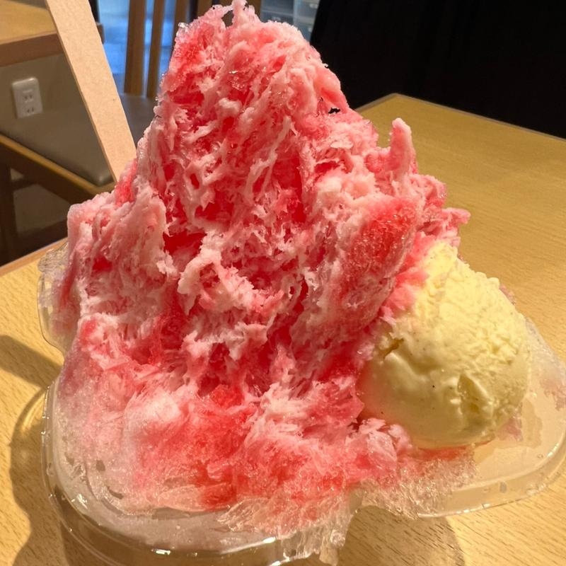 いちごミルクかき氷(ここや)