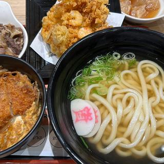かき揚げうどん　ミニカツ丼　肉トッピング(資さんうどん足立鹿浜店)