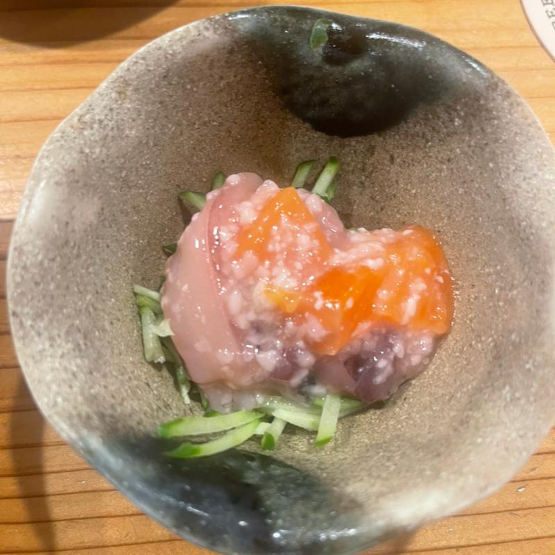 お通し　いかとサーモンの麹和え(越後 尊美～たかみ～)