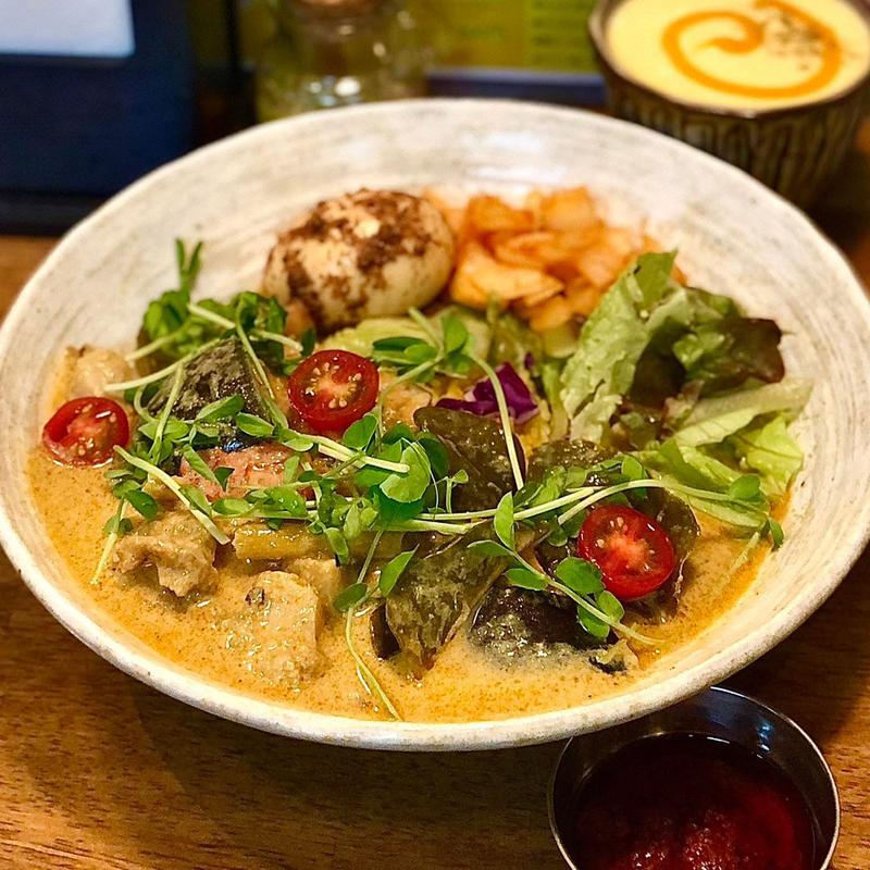 今週の限定カレー 茄子とホタテの冷やしグリーンカレー(SPICY CURRY 魯珈 （スパイシーカレー ろか）)