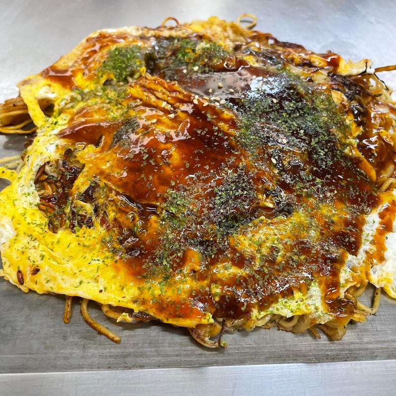 そば肉玉イカ天入り(お好み焼 三文)