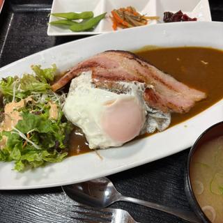 燻製ベーコンエッグカレー(お食事多幸)