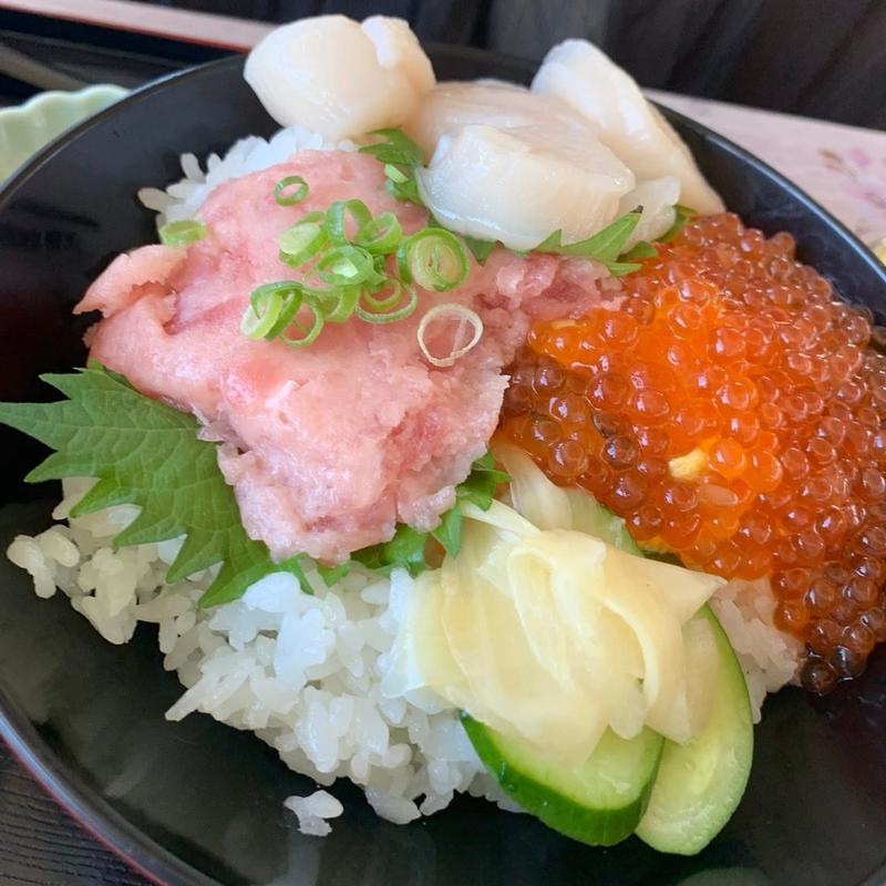 いくら 帆立 ネギトロの3色丼(もりや商店)