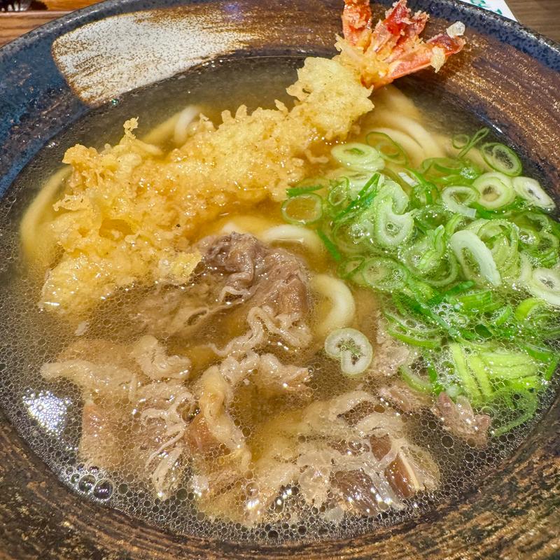 牛肉のうどんに海老天トッピング(とんかつ・うどん かつ辰 石津寝屋川店)