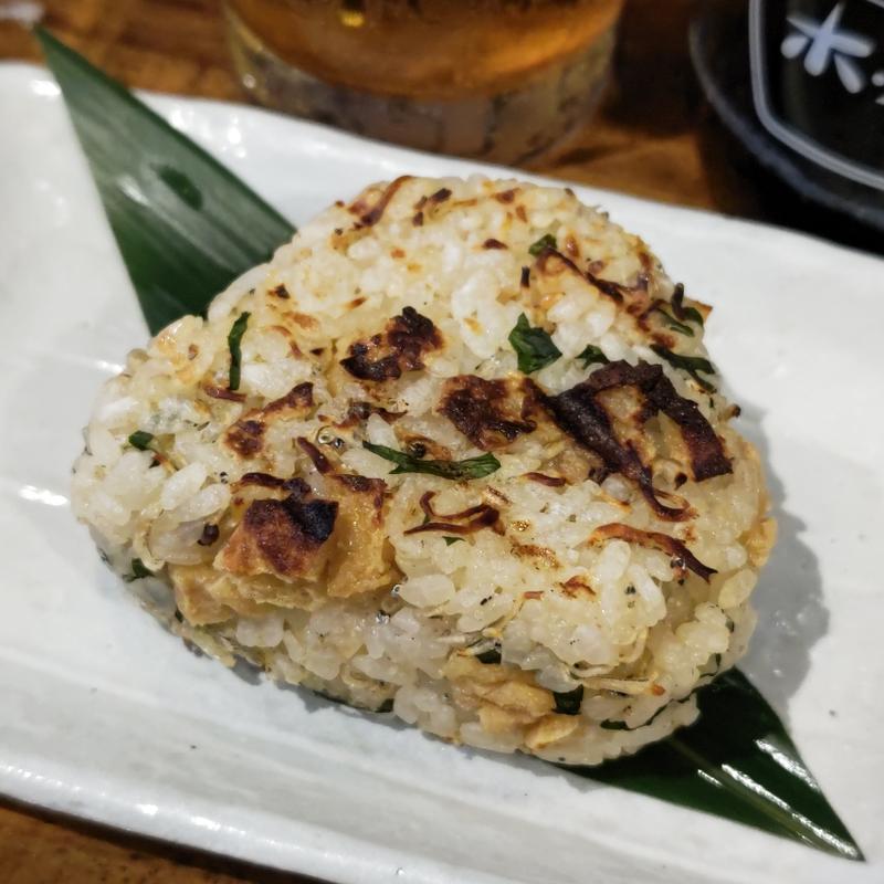 大葉とお揚げとじゃこの焼きおにぎり(イザカヤ 山角)