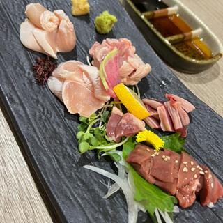 鶏の刺身盛り合わせ(炭火焼鳥ハチイチ)