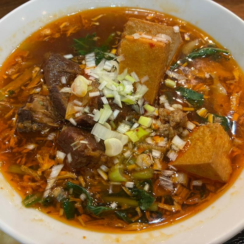 薬膳牛バラ角煮刀削麺(多福菜香)