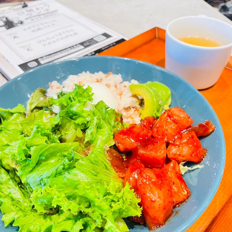 アボカドとマグロのポキ(FLOWS GRILL | BAR 東京ミッドタウン八重洲店)