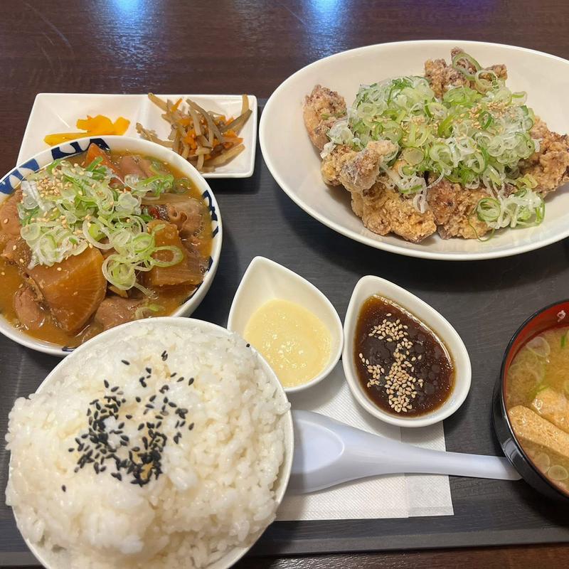 油淋鶏定食 もつ煮込み(もつやま食堂)