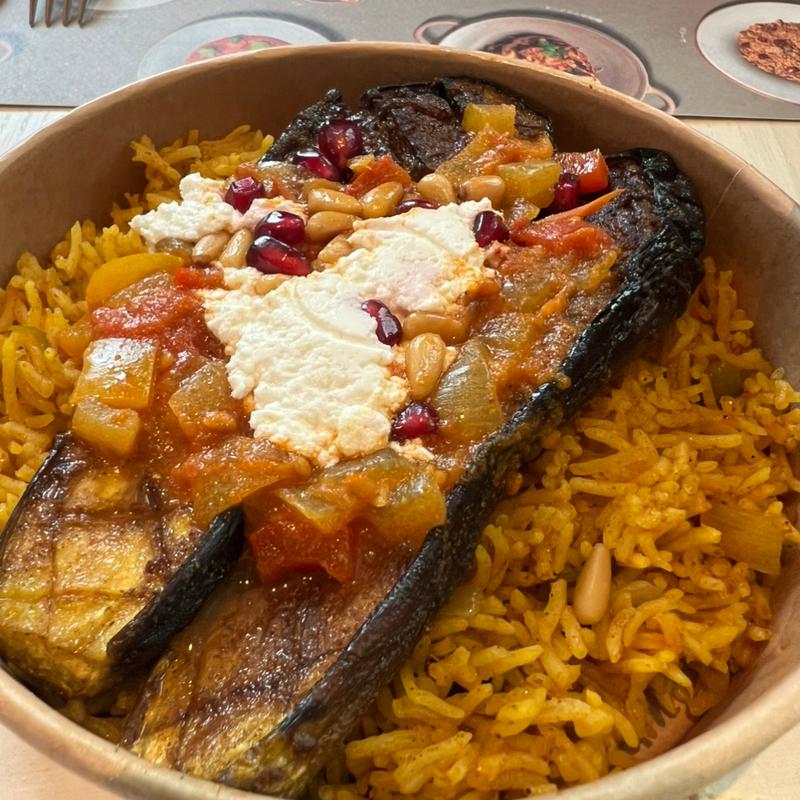 焼きナスと野菜のマチュブース(アラブ風ピラフ) ダッコウスソース(スパイシーなトマトソース)添え(アラブ首長国連邦パビリオン レストラン)