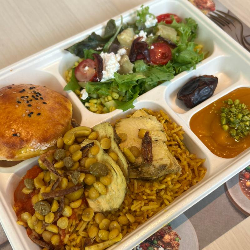 ダジャジュ・マッチブース ハリース・サラダとアシーダ・ボバー(アラブ首長国連邦パビリオン レストラン)