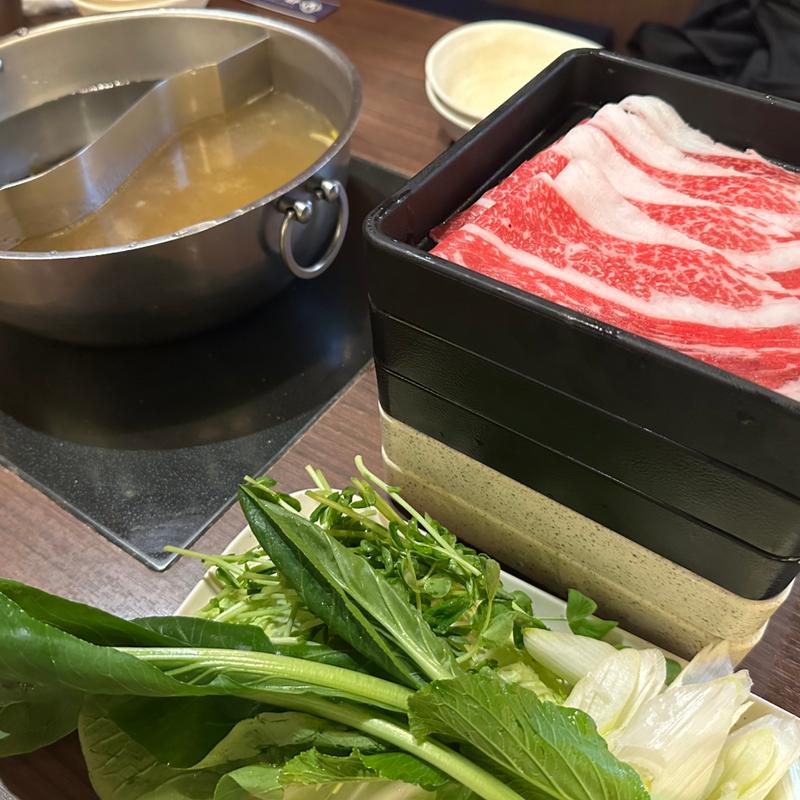 国産牛 2色鍋(牛しゃぶ牛すき食べ放題 但馬屋 LINKS UMEDA店)