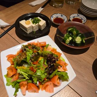 トマトサラダ　冷やっこ　きゅうり
