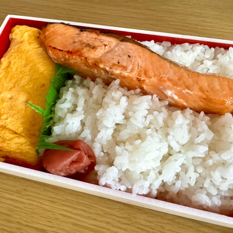 シャケ卵焼き弁当（ごはん大盛り）(茨木食堂 (まいどおおきに食堂))