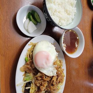 肉野菜炒め目玉のせ