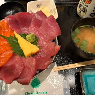 マグロとサーモンの3色丼