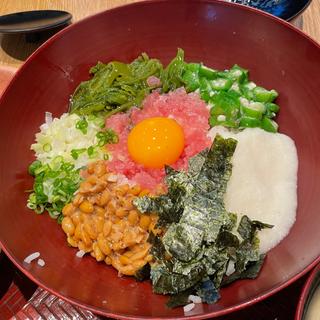 大戸屋ばくだん丼、たっぷり野菜の麦みそ汁(大戸屋ごはん処 川崎銀柳街店)