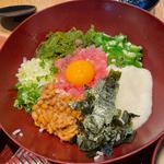 大戸屋ばくだん丼、たっぷり野菜の麦みそ汁