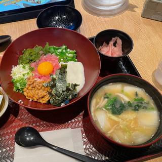 大戸屋ばくだん丼、たっぷり野菜の麦みそ汁