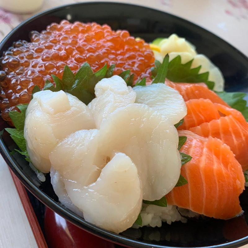 いくら サーモン 帆立ね3色丼(もりや商店)