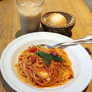 オーガニックトマトとモッツァレラチーズのトマトソースパスタ