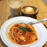 オーガニックトマトとモッツァレラチーズのトマトソースパスタ