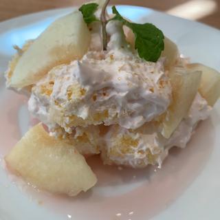 桃のふんわりショートケーキ