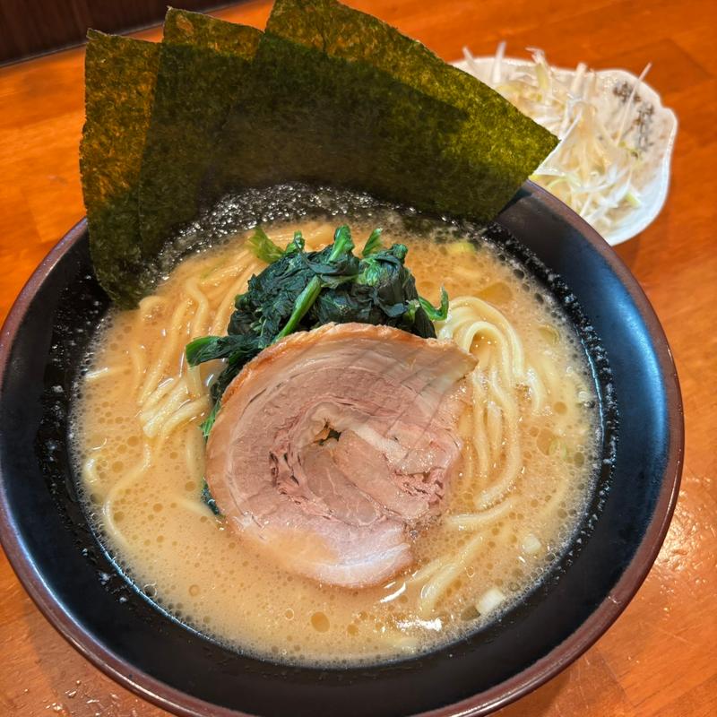 豚骨醤油ラーメン(横浜家系ラーメン だるま家3 逗子店)