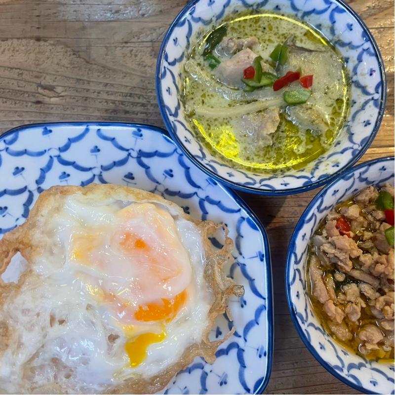 ハーフガパオ&ハーフゲンキョーワーン(タイ・イサーン料理ヤムヤム 銀座)