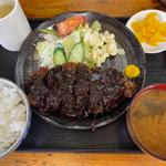 (上)みそかつ定食