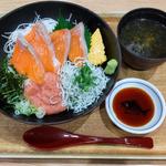 サーモンねぎとろ丼