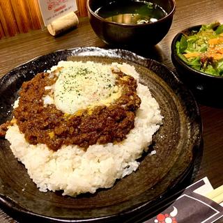 牛タンキーマカレー 温泉卵(焼肉MARUGO)