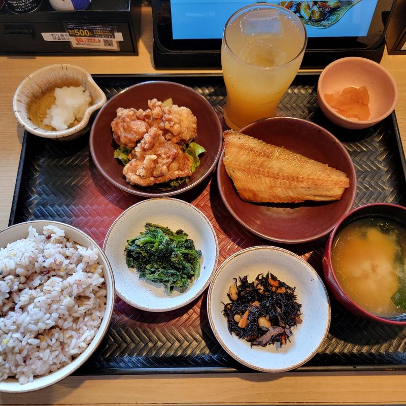ほっけ炭火焼きと唐揚げの朝定食(大戸屋ごはん処 フレッサイン新橋店)