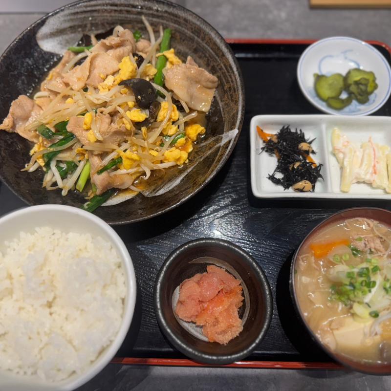 豚バラキクラゲ玉子炒め定食　豚汁・明太子・めんたいこ(酒と飯　たまる食堂)