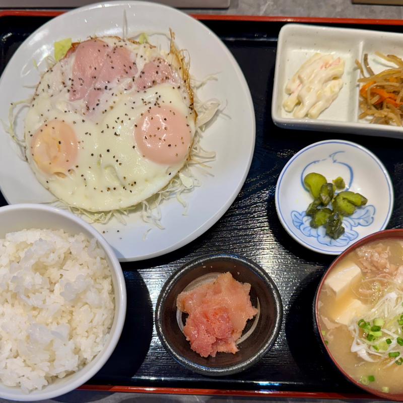 ハムエッグ定食　豚汁・明太子(酒と飯　たまる食堂)
