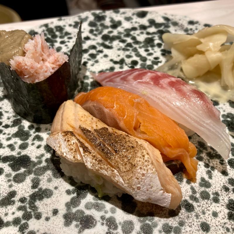 カニ味噌、真鯛、サーモン、炙りとろサーモン(立喰寿司 佐渡弁慶)