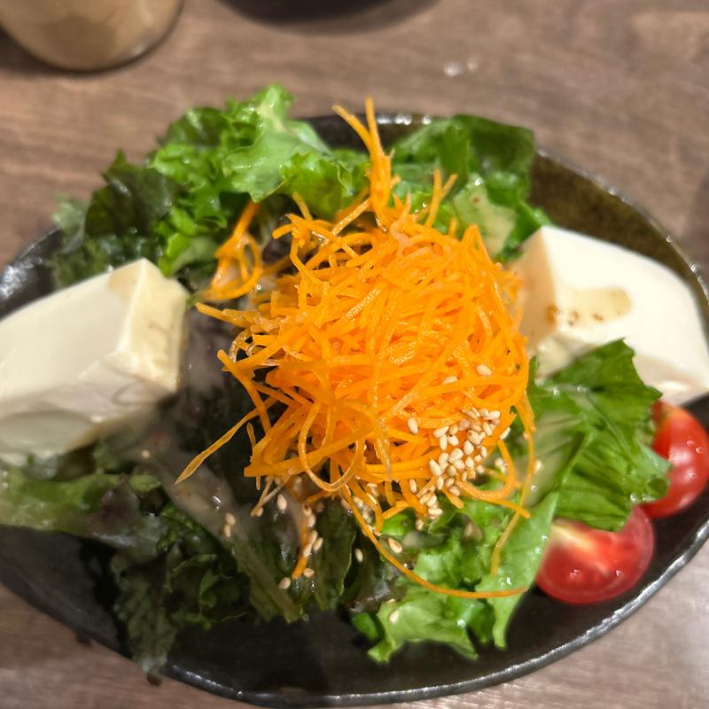 こだわり豆腐サラダ(炭火居酒屋 炎 北2条店)