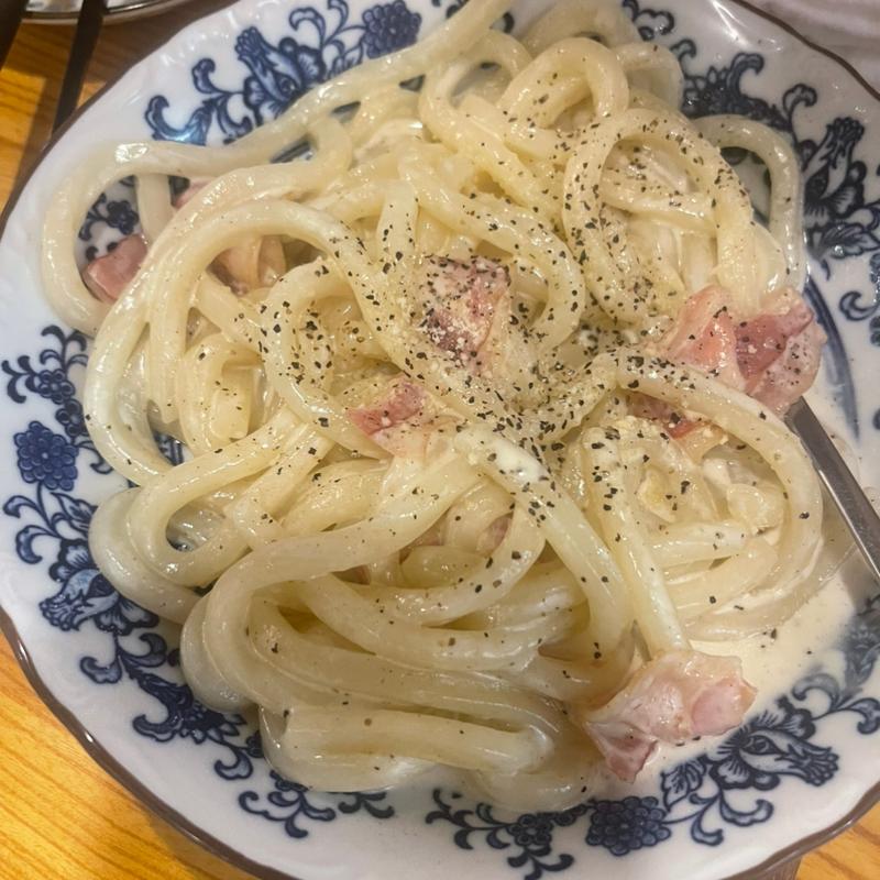 うどんカルボナーラ(武州うどんあかね&みどりダイニング)