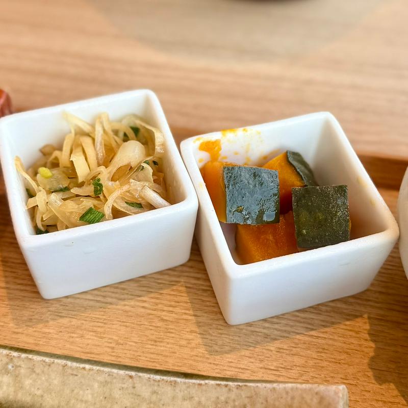 焼きらっきょ・南瓜の煮物(locavore（ロカヴォーレ）)