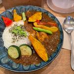 いろどり野菜を食べるカレー