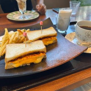 ボロネーゼとツナのとろーりチーズサンド