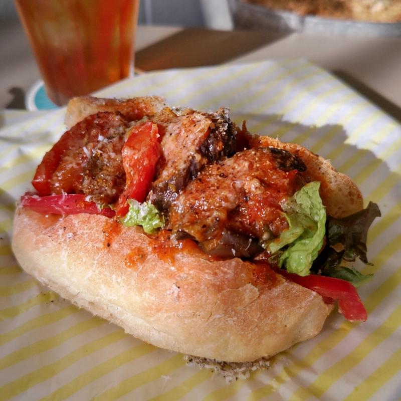 週替りサンドイッチ(ミートボールと茄子のソテー)(フードスタンドマガリ)