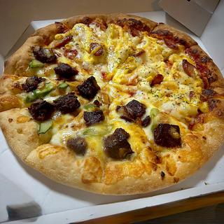 青森県産にんにく香る牛ハラミの角切りステーキピザ＆ほっくりポテマヨソーセージ
