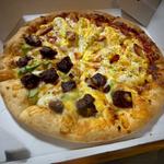 青森県産にんにく香る牛ハラミの角切りステーキピザ＆ほっくりポテマヨソーセージ