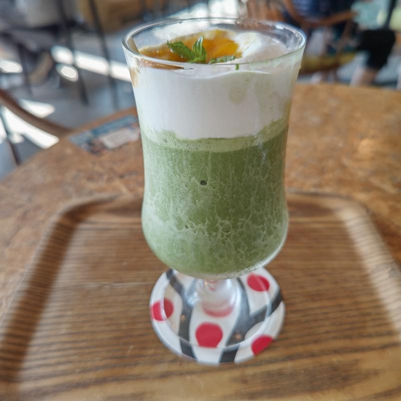 宇治抹茶とマンゴーのオーツミルクスムージー(カフェ レクセル CIAL鎌倉店)