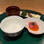 白米、キハダマグロ、生海苔の味噌汁、香の物